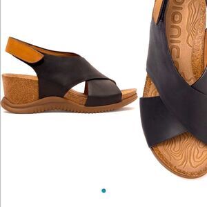 💥Bionica water resistant super comfy wedge sandal size 8